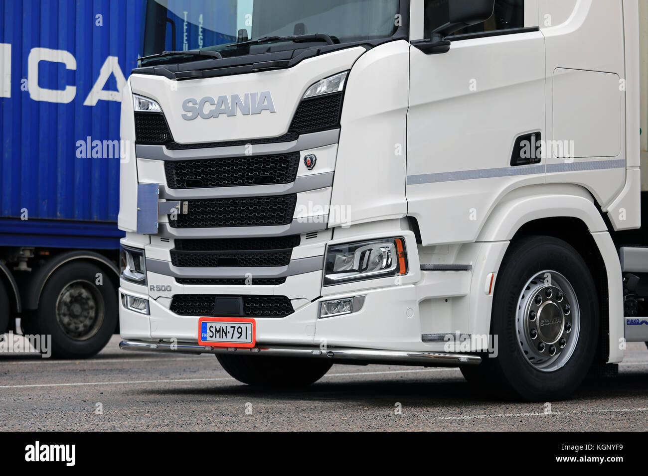 Salo, Finlandia - 5 novembre 2017: bianco di prossima generazione di Scania R500 carrello parcheggiato sul cantiere di asfalto di un arresto carrello. Foto Stock