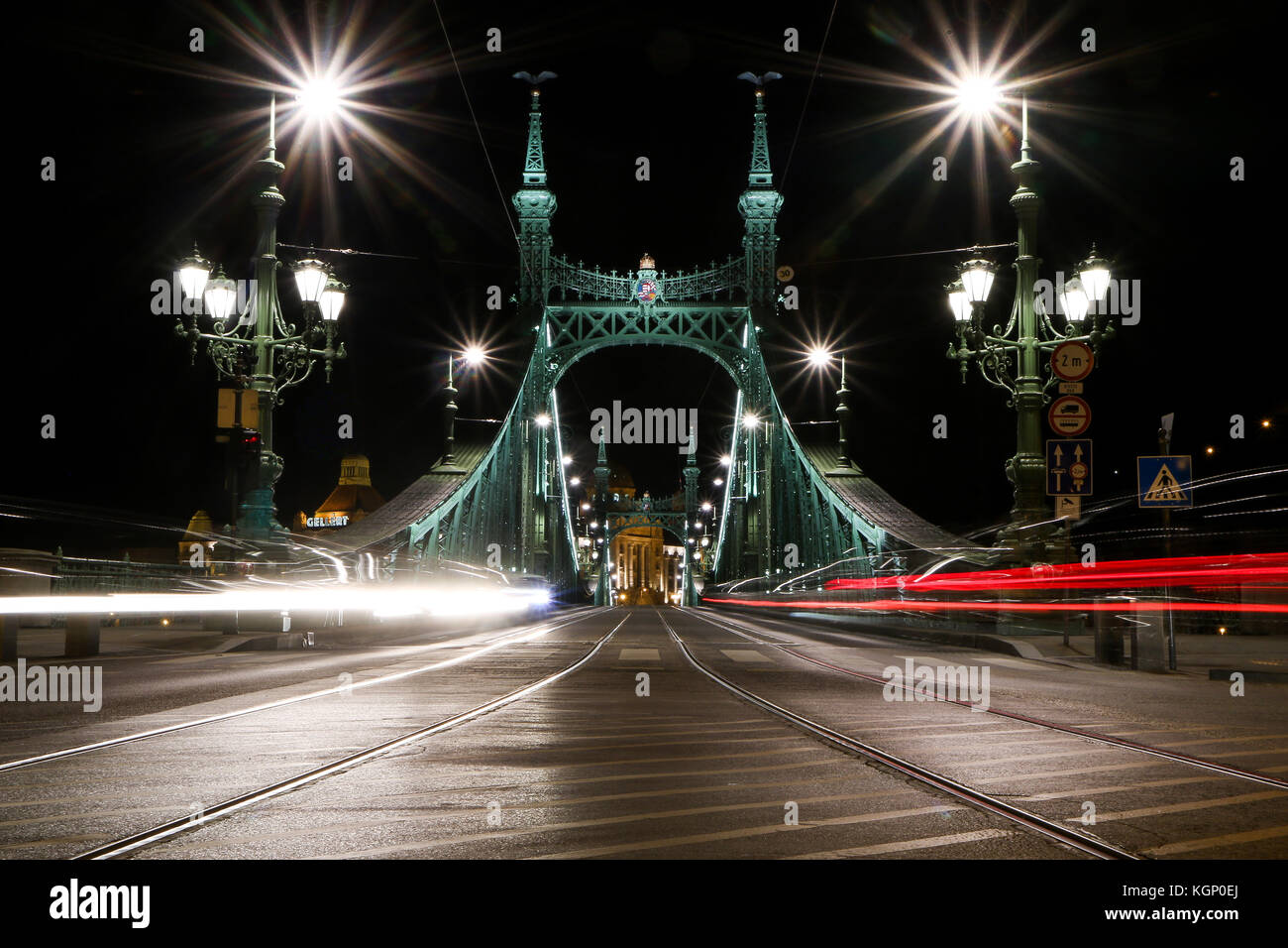 Una foto del ponte della Libertà a budapest, Ungheria durante la notte con la luce tracce di vetture. Foto Stock