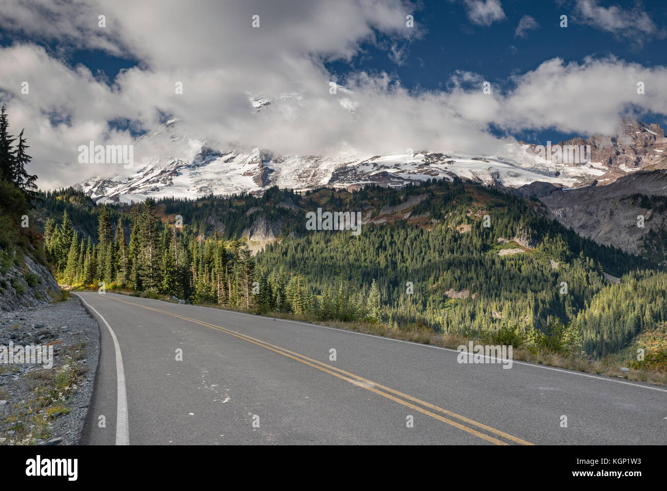 Nuvole sopra il Monte Rainier, da Stevens Canyon Road, verso la fine di settembre, il Parco Nazionale del Monte Rainier, nello stato di Washington, USA Foto Stock