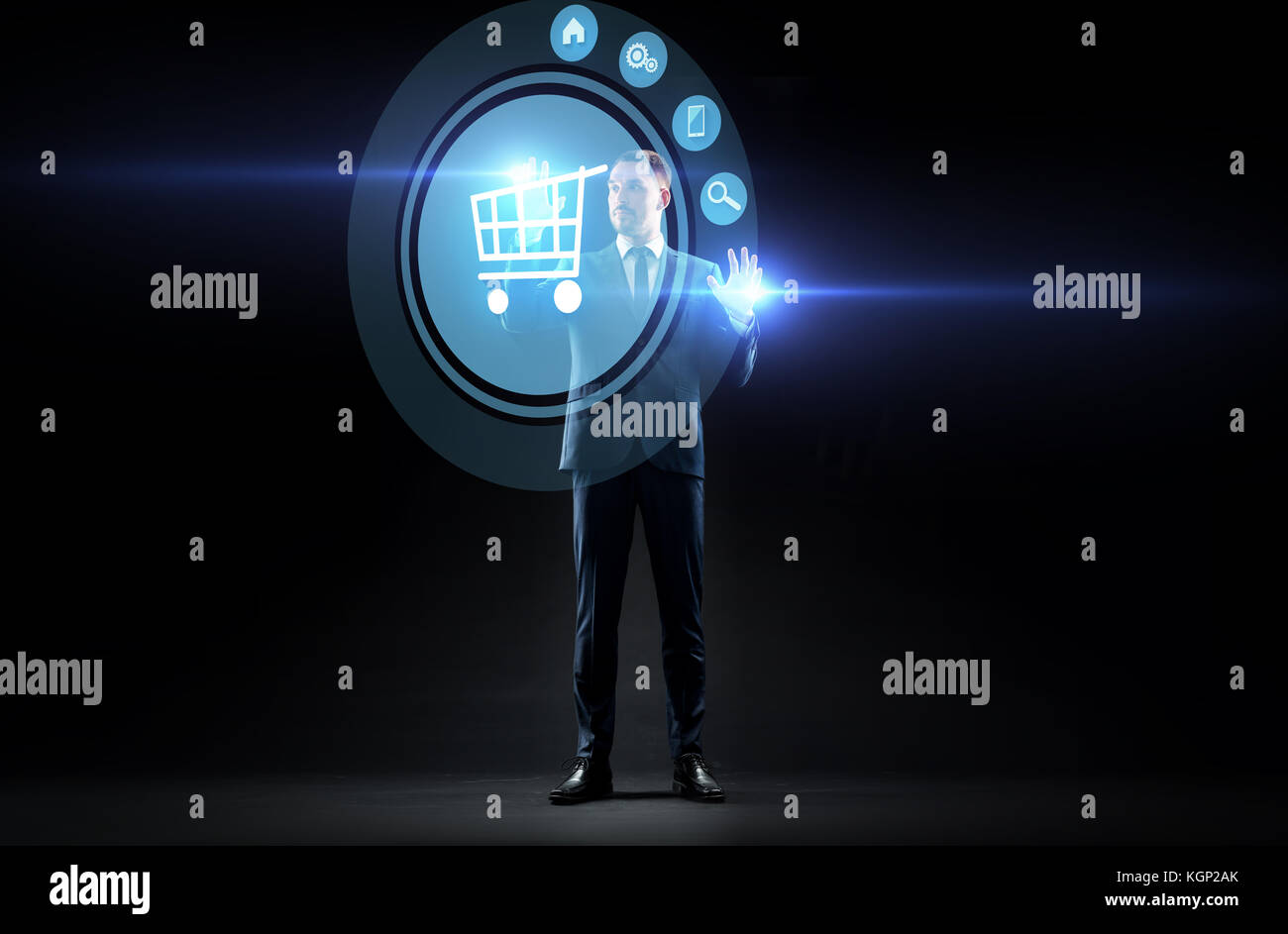 Imprenditore con carrello su schermo virtuale Foto Stock