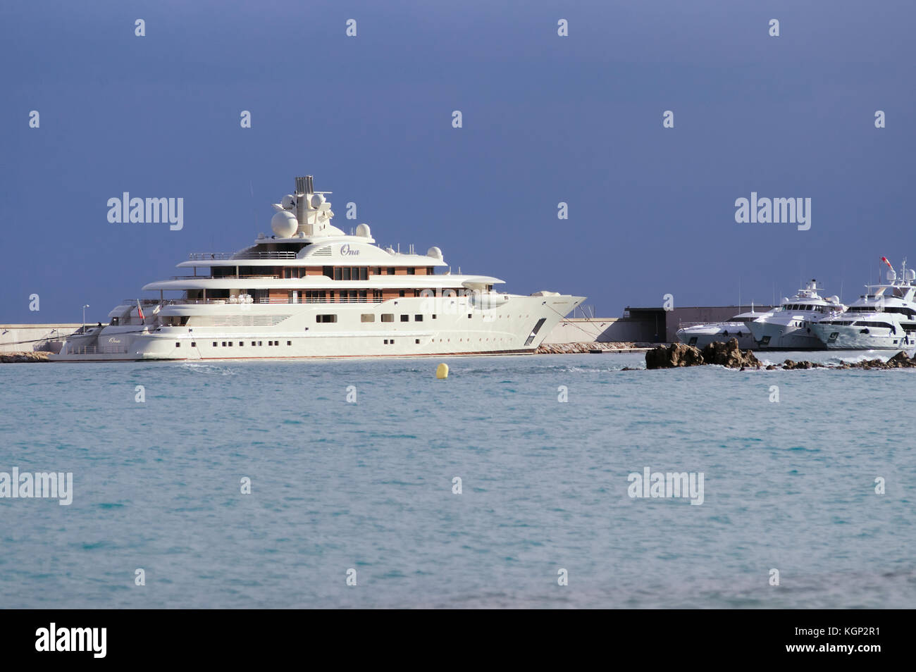 Luxury yacht ancorati nel porto di Antibes in costa azzurra, mare mediterraneo Foto Stock