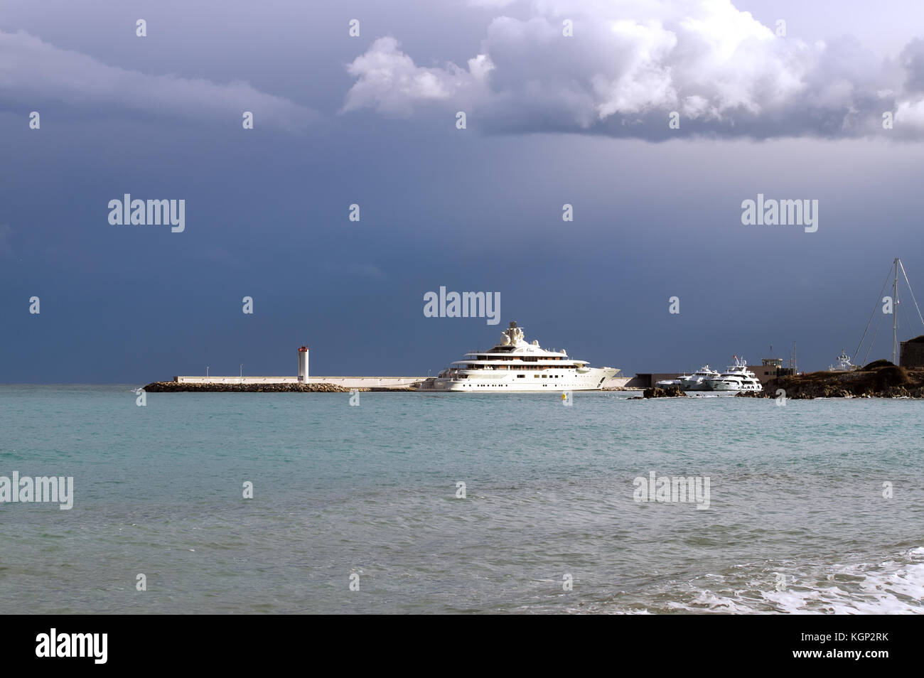 Luxury yachts ancorati nel porto di Antibes in costa azzurra, sotto un cielo tempestoso. Foto Stock