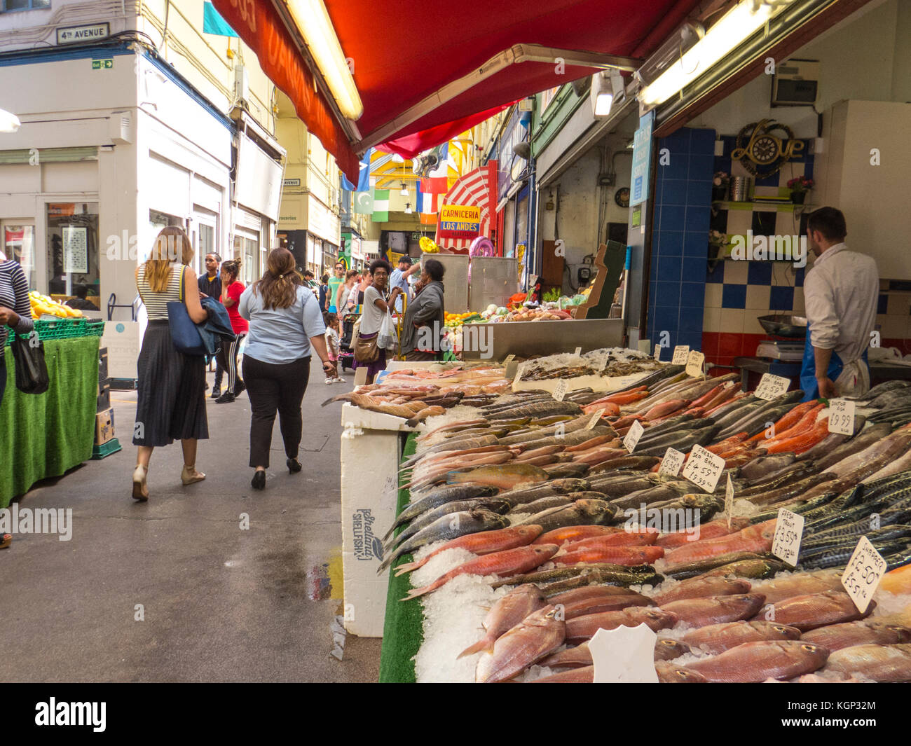Un pesce in stallo nel mercato di brixton fila in brixton - uno dei più vivaci e parti multiculturale di Londra Foto Stock