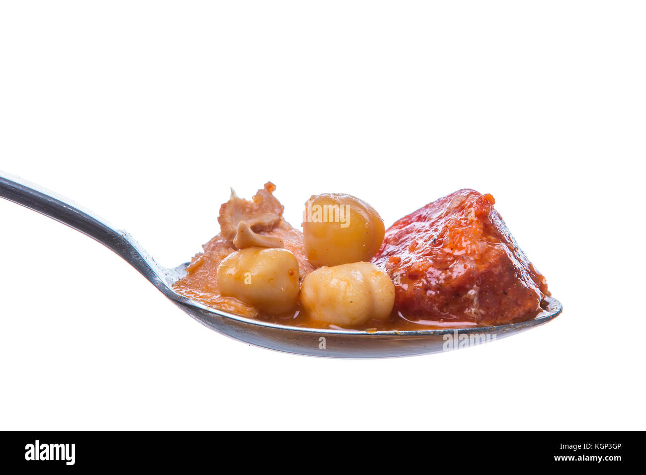 Close-up shot di spezzatino con i ceci e il pezzo di carne sul cucchiaio isolato su bianco Foto Stock