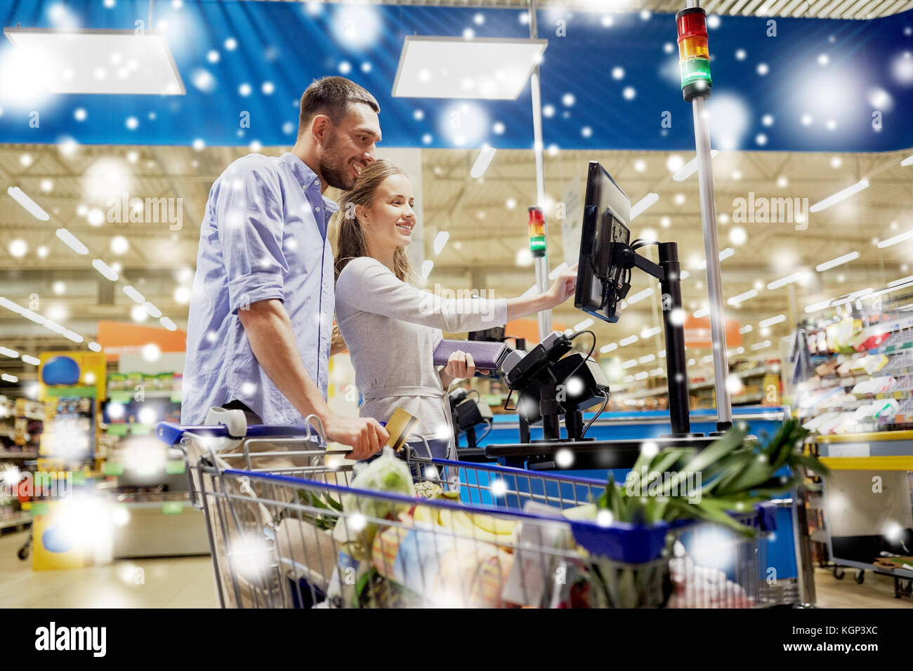 Giovane comprare cibo al supermercato self-checkout Foto Stock