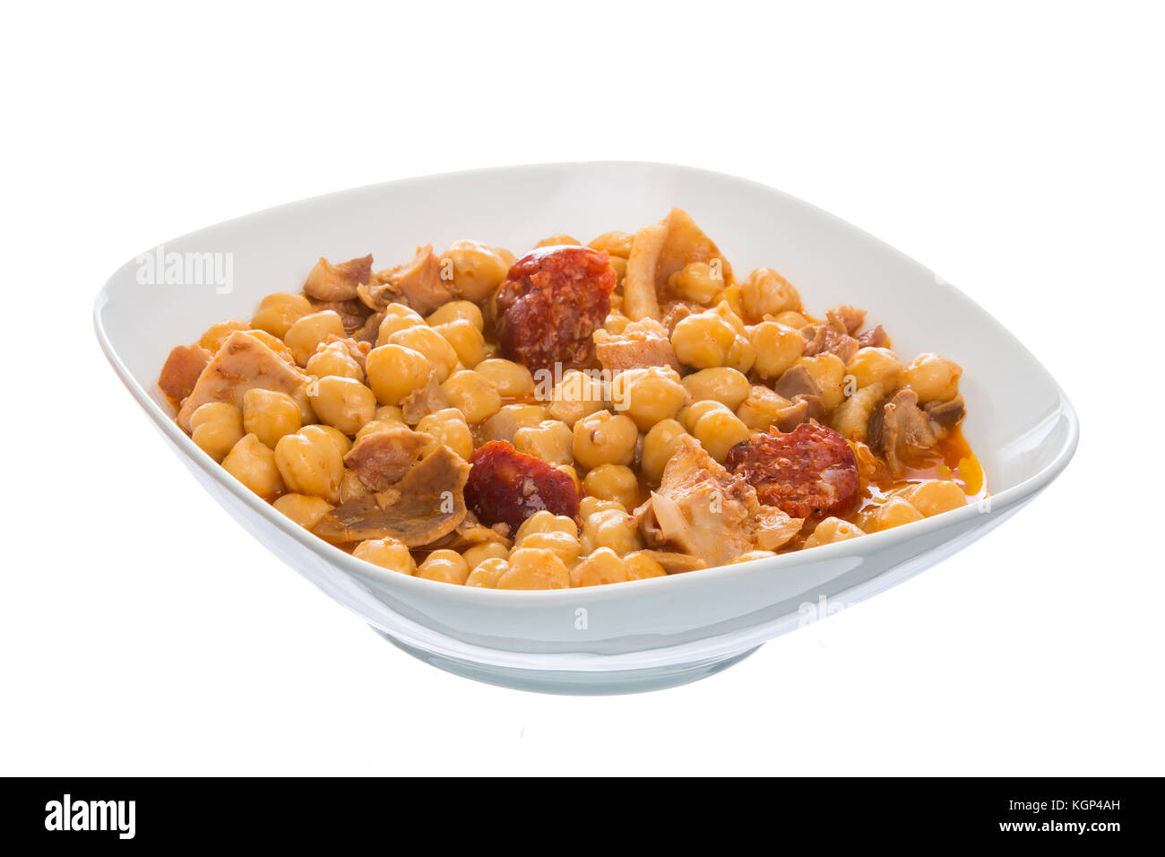 Studio shot del recipiente pieno di ceci cotti a base di carne in brodo isolato su bianco Foto Stock