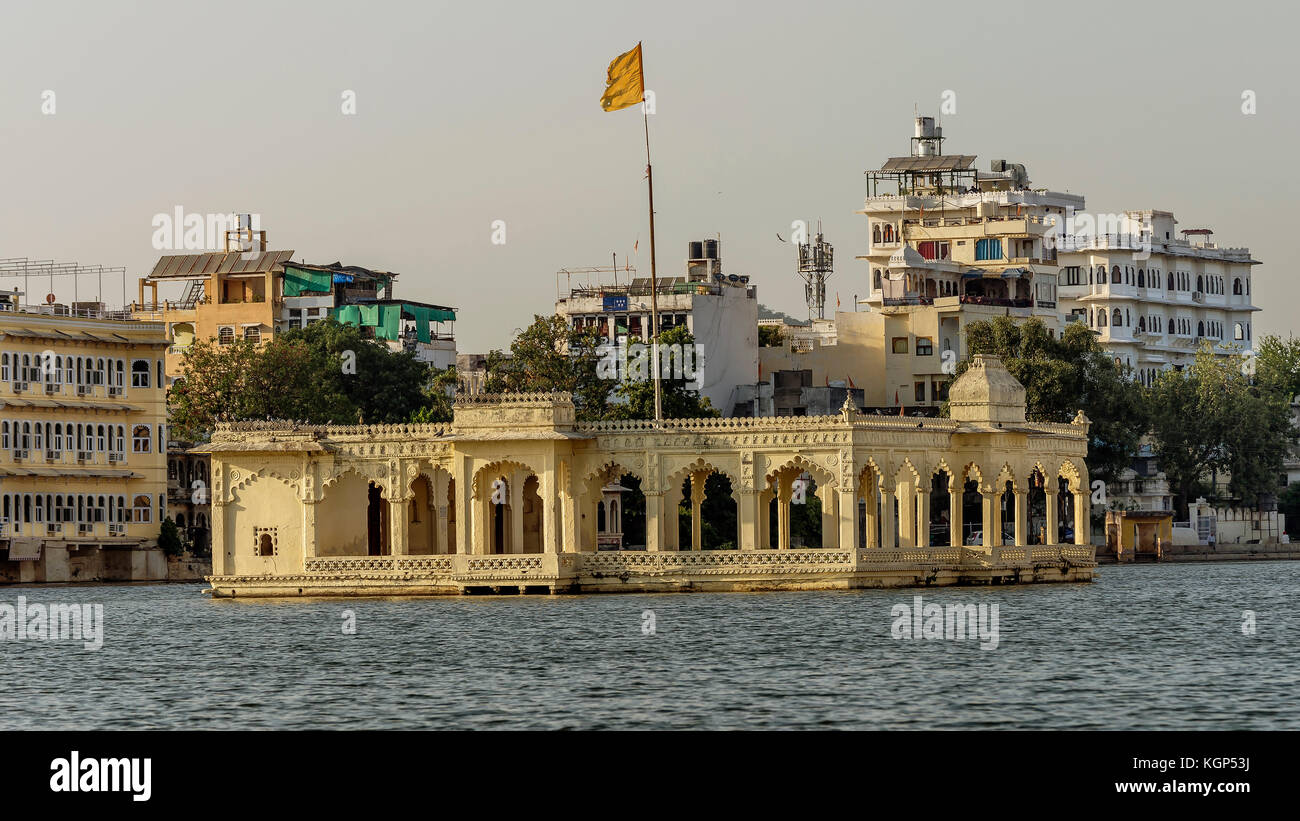 Tempio indù sul lago Pichola, Udaipur, Rajasthan, India Foto Stock