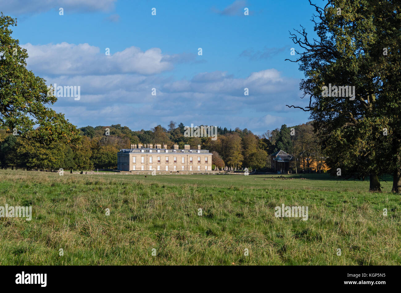Una vista di Althorp House, la residenza del Conte Spencer nel suo parco; Northamptonshire, Regno Unito Foto Stock