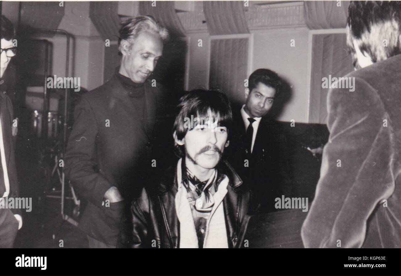 George Harrison e musicisti indiani presso gli studi di Abbey Road durante la registrazione di 'Within You, Without You' per l'album Sergeant Pepper. Foto Stock