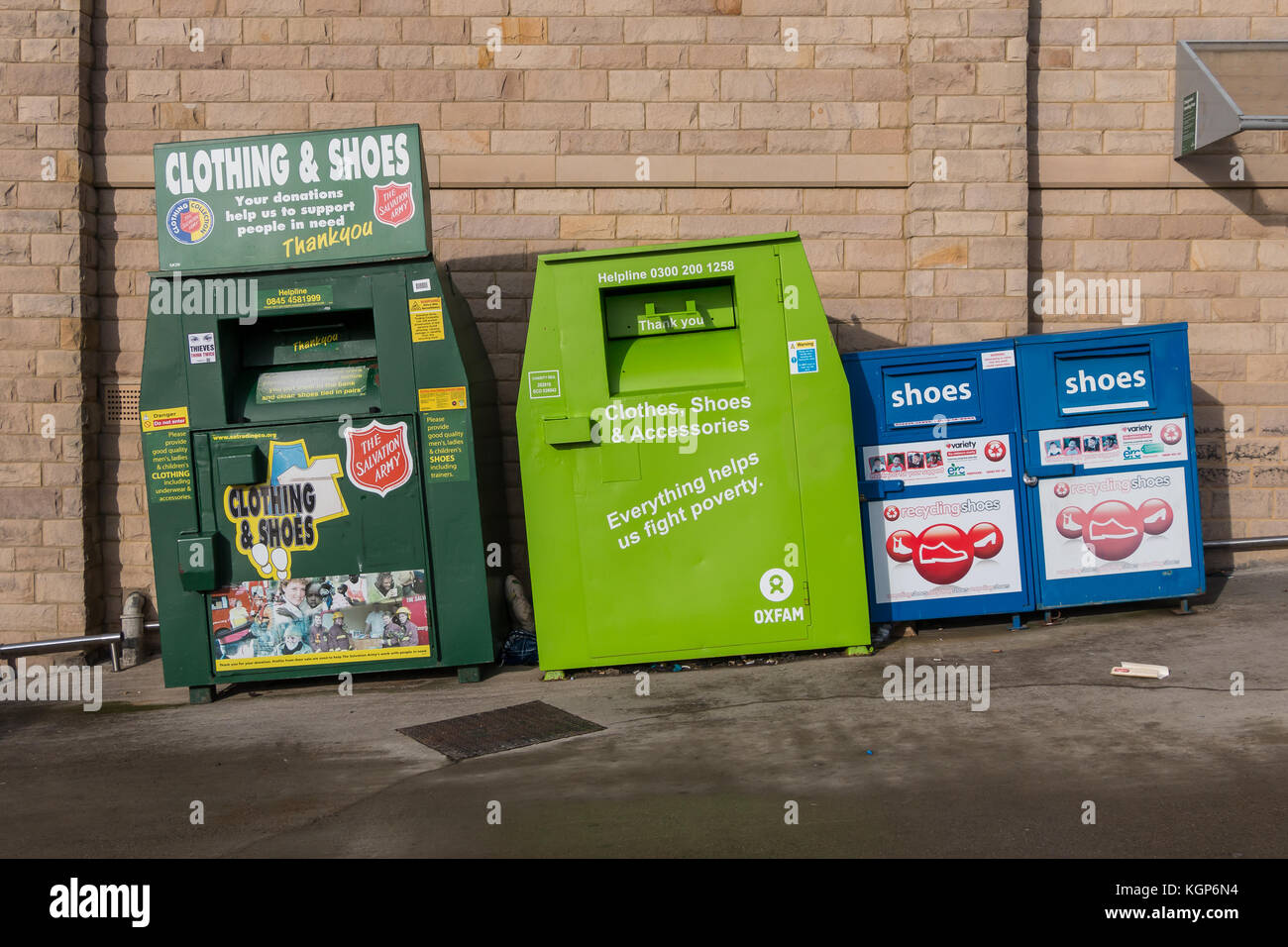Abbigliamento e calzature cassonetti per il riciclaggio a sostenere le associazioni di beneficenza Foto Stock