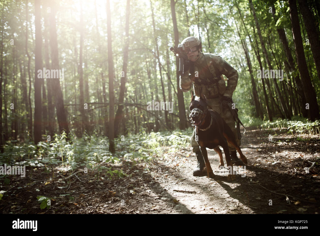 Immagine di uomo militare con il cane Foto Stock