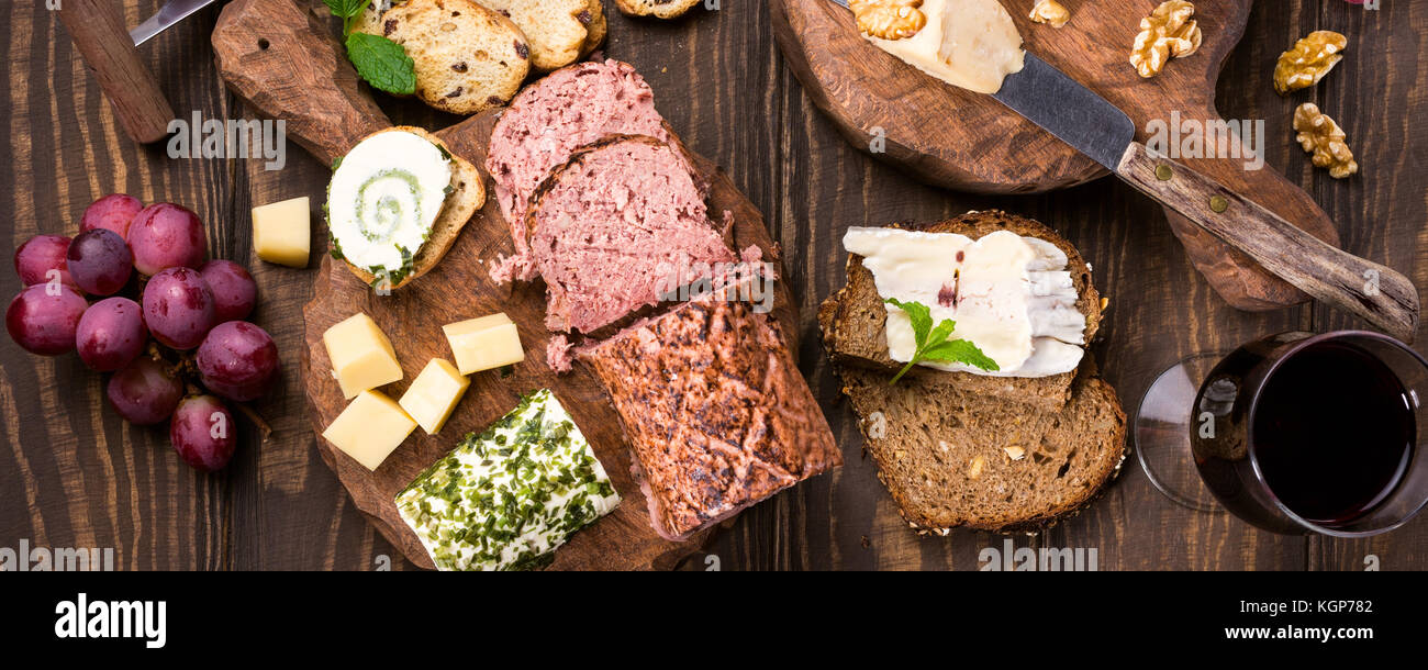Assortimento di formaggi sulla tavola di legno Foto Stock
