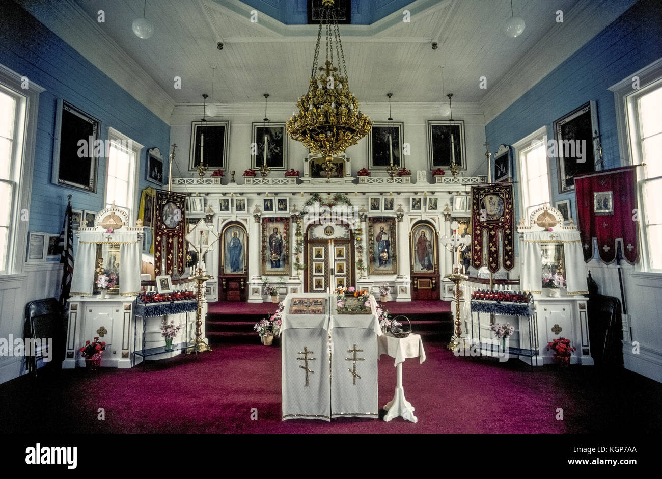 I turisti sono i benvenuti a visitare gli interni ornati dei Santi Pietro e Paolo Chiesa, una chiesa ortodossa russa sull isola di San Paolo, uno dei remote isole Pribilof nel mare di Bering al largo della costa di Alaska, Stati Uniti d'America. Costruito nel 1905, la costruzione in legno è il luogo di culto religioso per i discendenti dei nativi Aleut portato da russi per l'isola nel XVIII secolo per raccogliere le foche che razza e allevare i loro piccoli su San Paolo. La chiesa è stata elencata sull'U.S. Registro Nazionale dei Luoghi Storici dal 1980. Foto Stock