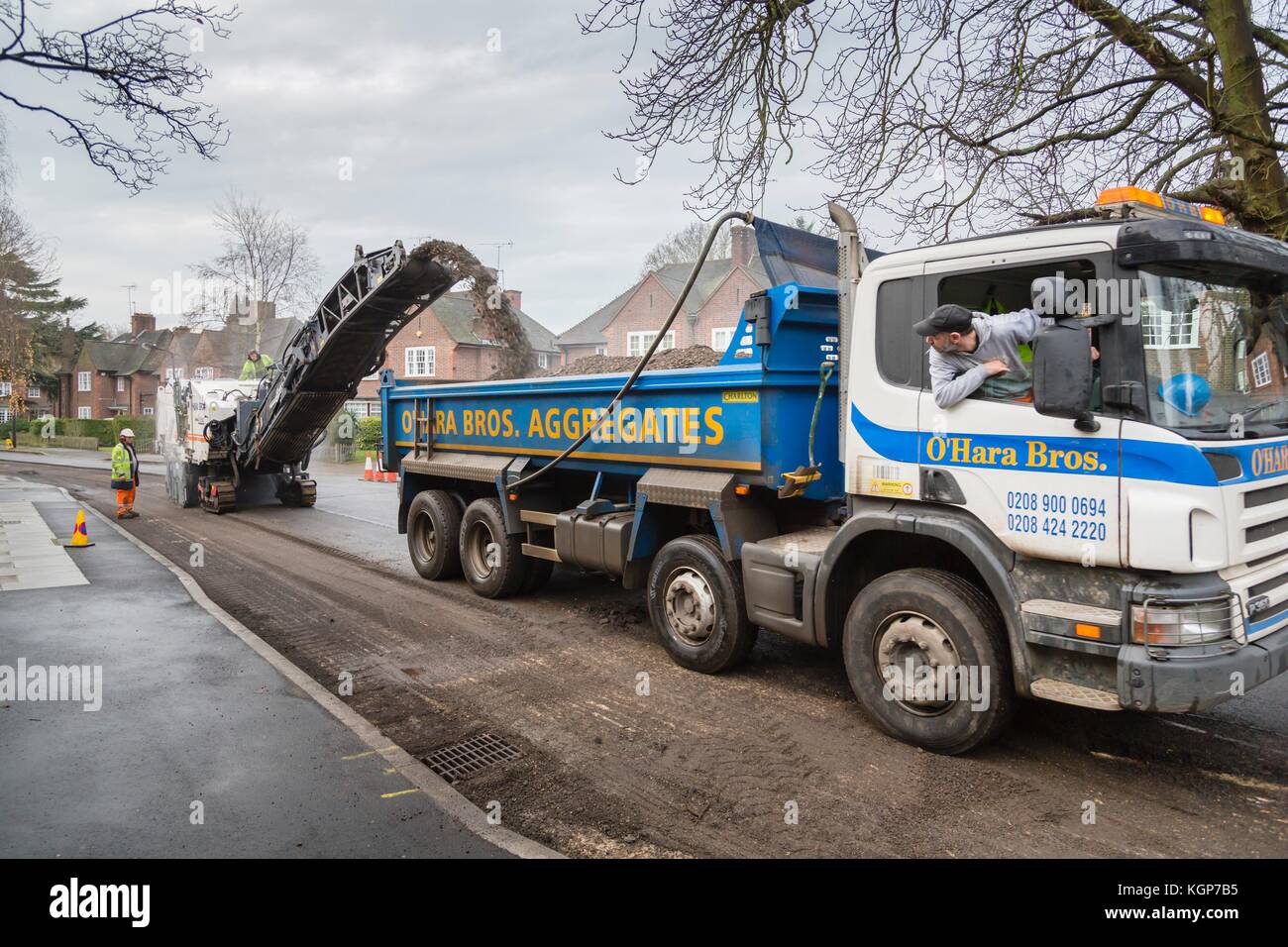Autostrada appaltatori riaffiorare la pista di atterraggio di una strada suburbana a Londra, Regno Unito Foto Stock