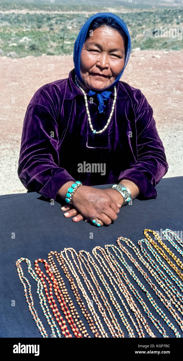 Un nativo Navajo donna americana vende il suo tallone indiano collane lungo  la strada nei pressi di Cameron, Arizona, Stati Uniti d'America, parte  della Navajo Nation di circa 250.000 i popoli indigeni