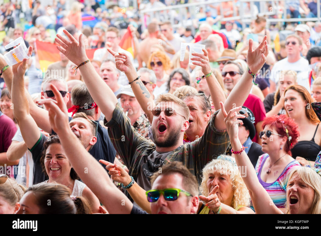 La folla di tifosi godere di spettacoli al grande tributo festival musicale che si svolge nella periferia di aberystwyth wales on August bank holiday weekend 2017. Il fetsival vetrine copre atti e bande tributo e attira migliaia di appassionati provenienti da tutto il Regno Unito Foto Stock