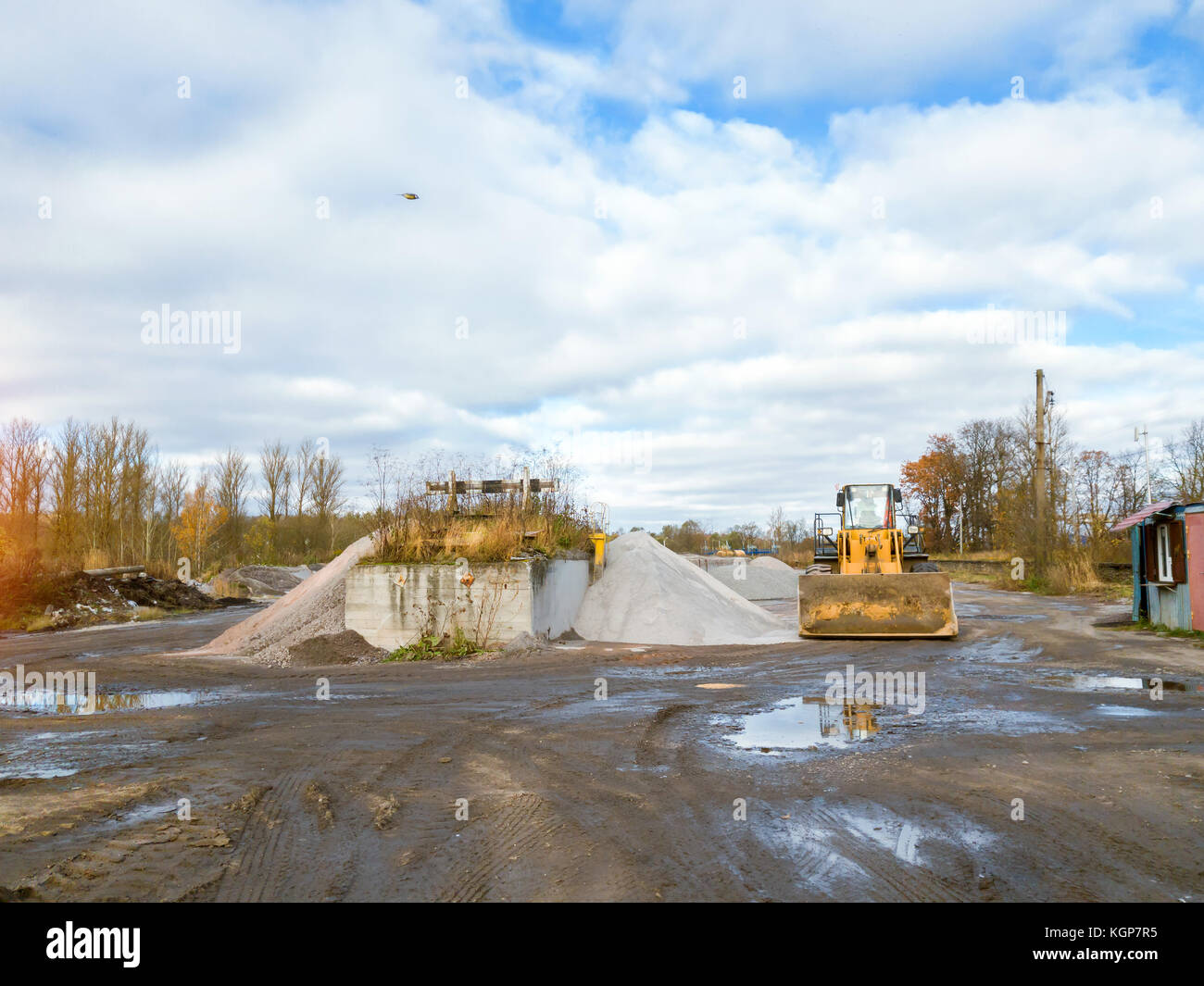 Bulldozer ruota con il Rotary lama u e benna sulla costruzione della strada. macchina pesante attrezzature per lavori di scavo a civile edilizia industriale. Foto Stock