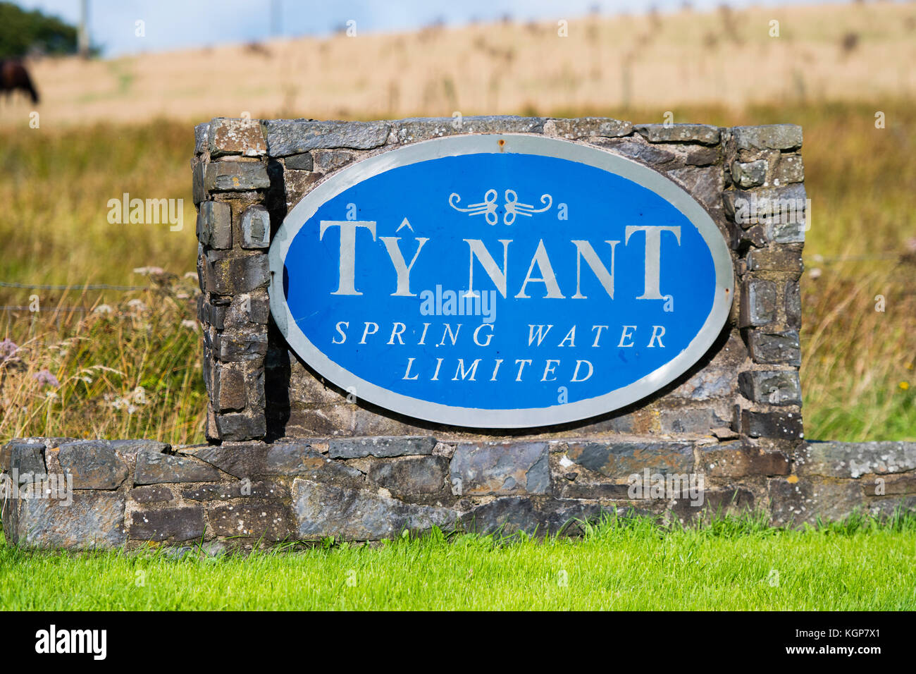 Il segno al di fuori dell'impianto di imbottigliamento di ty nant minerale in bottiglia di acqua di primavera , bethania, Galles Ceredigion REGNO UNITO Foto Stock