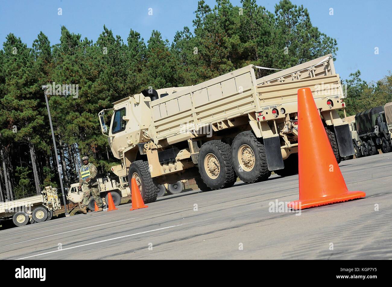 Una luce di medie Tactical guidatore del veicolo manuevers intorno al corso durante il 508th Mezzo di trasporto Azienda Carrello Rodeo e Chili Cookoff nov. 3 A Foto Stock