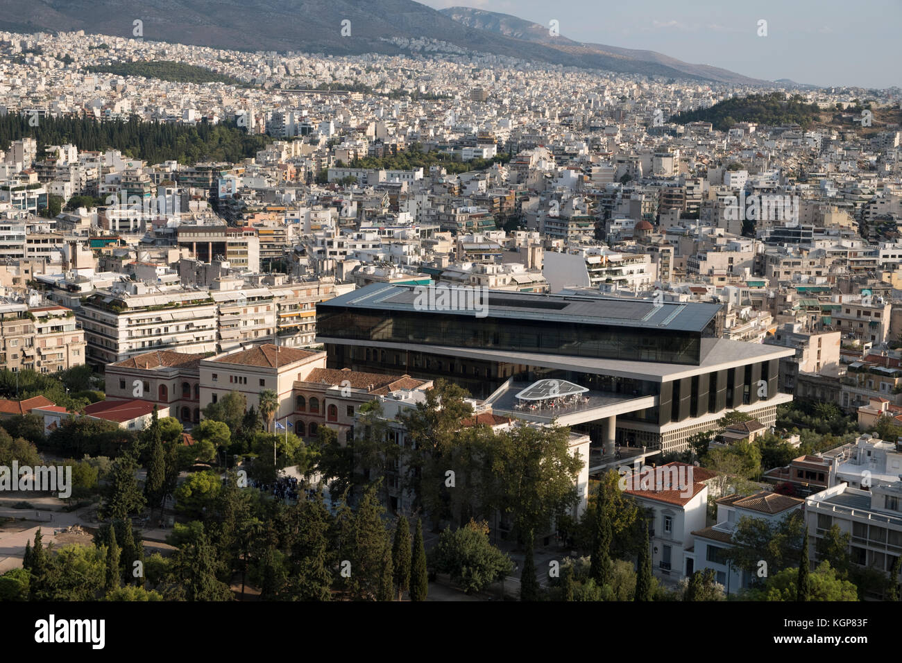Il Museo dell'Acropoli di Atene. Grecia. fThe museo è incentrato sui risultati del sito archeologico dell'Acropoli di Atene. Il museo è stato costruito per ospitare ogni manufatto trovato sulla roccia e sui pendii circostanti, dal greco in bronzo di età romana e bizantina in Grecia. Esso inoltre si trova sopra le rovine di una parte di romana e bizantina precoce di Atene. Il museo è stato fondato nel 2003, mentre l'organizzazione del Museo è stato istituito nel 2008. Ha aperto al pubblico il 20 giugno 2009.[1] circa 4 mila oggetti sono esposti su un area di 14.000 metri quadrati. Foto Stock
