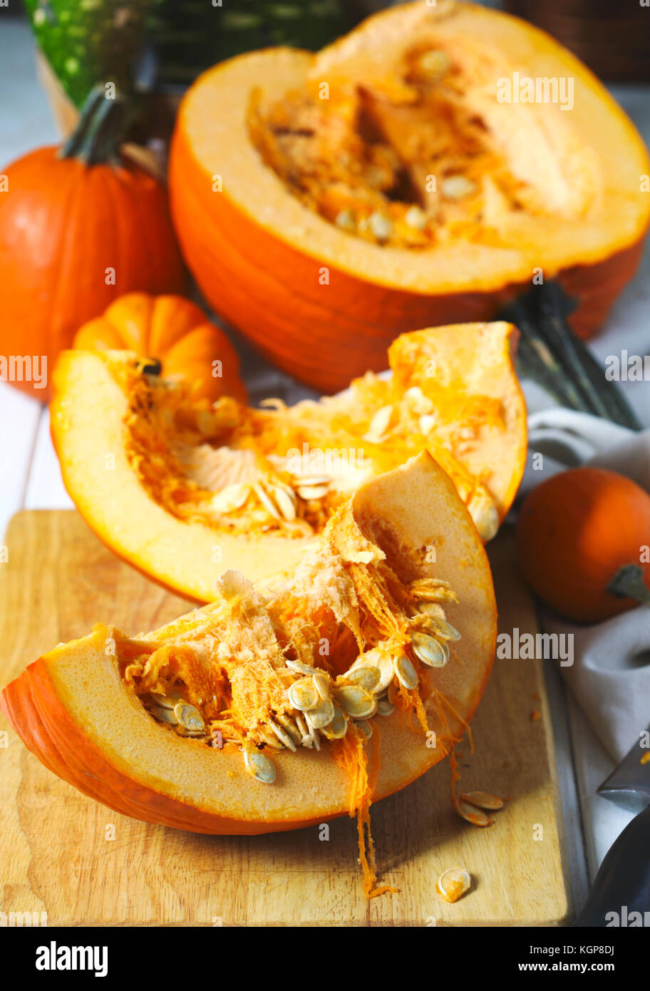 Zucca tritati sul tagliere con coltello da cucina Foto Stock