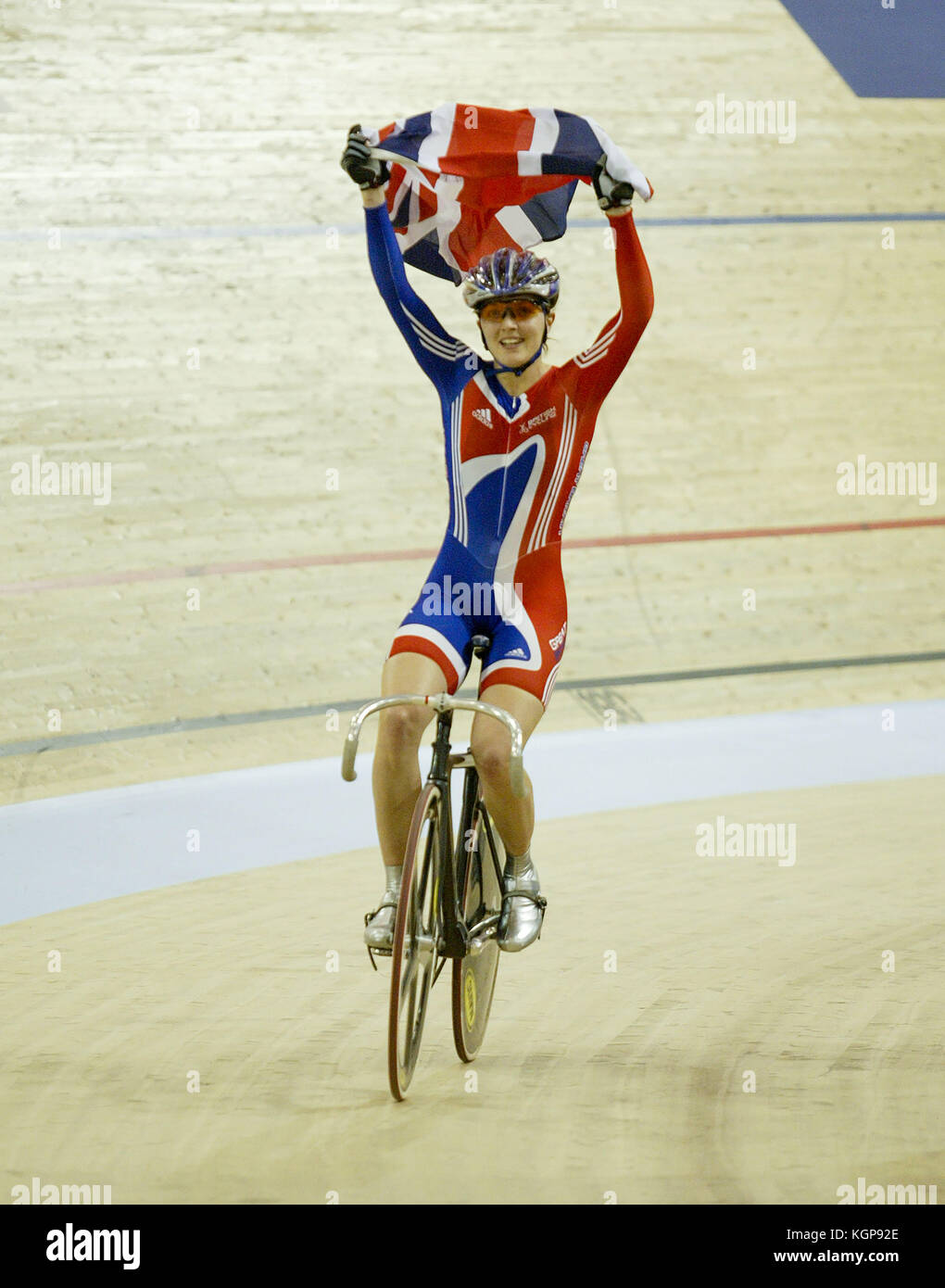 Victoria Pendleton di Gran Bretagna sventola la bandiera dell'Union Jack per la folla dopo che ella ha vinto la finale della donna sprint di UCI via del Campionato del Mondo di Ciclismo a Carson, Californiaon Sabato, 26 marzo 2005. Foto di Francesco Specker Foto Stock