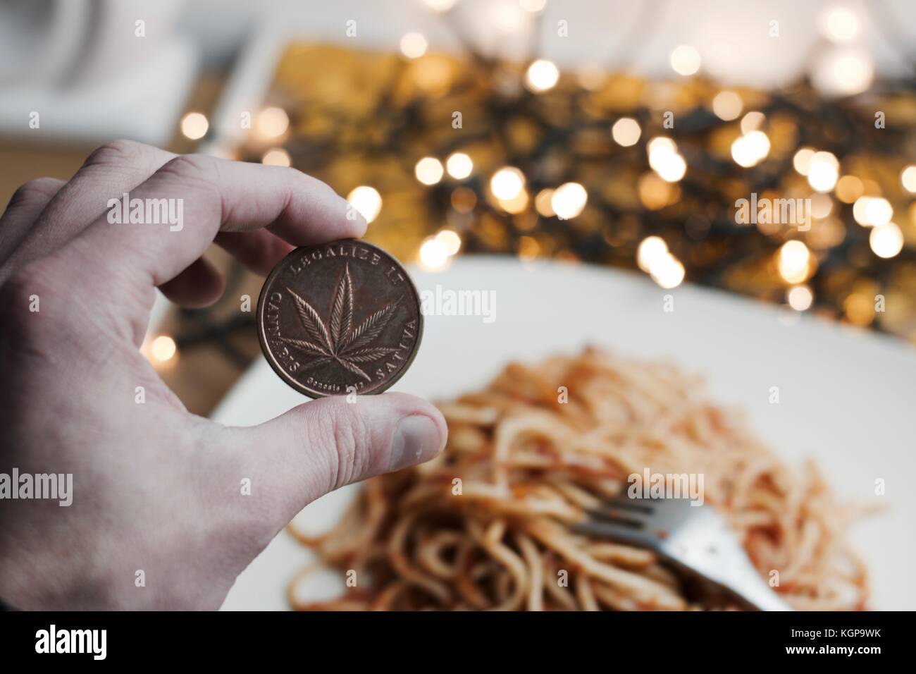 La marijuana in ottone moneta con foglia. La pasta italiana La cucina del concetto di cibo. Foto Stock