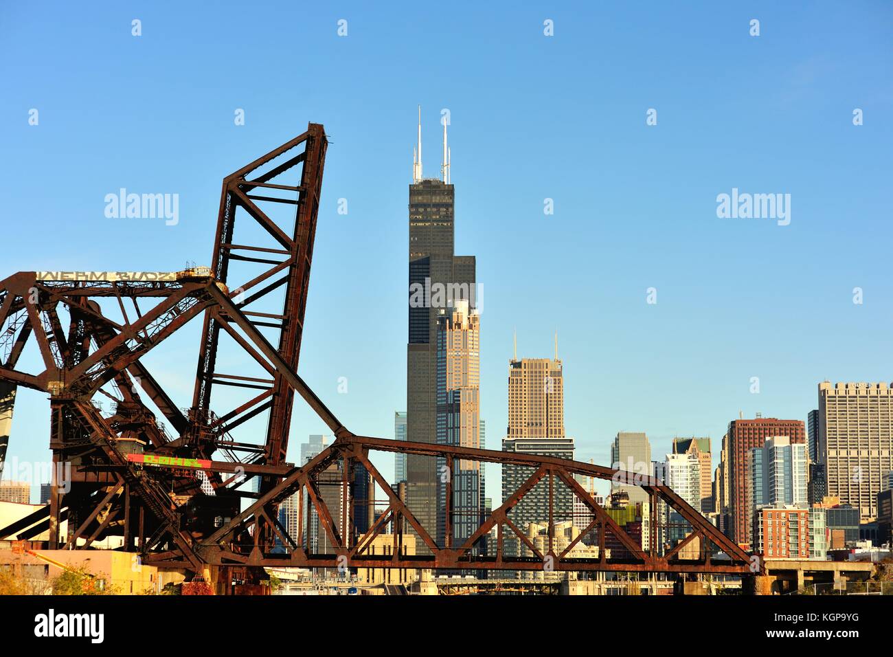 Chicago, Illinois, Stati Uniti. Una parte dello skyline del centro di Chicago visibile oltre il ramo sud del fiume Chicago e il venerabile ponte. Foto Stock