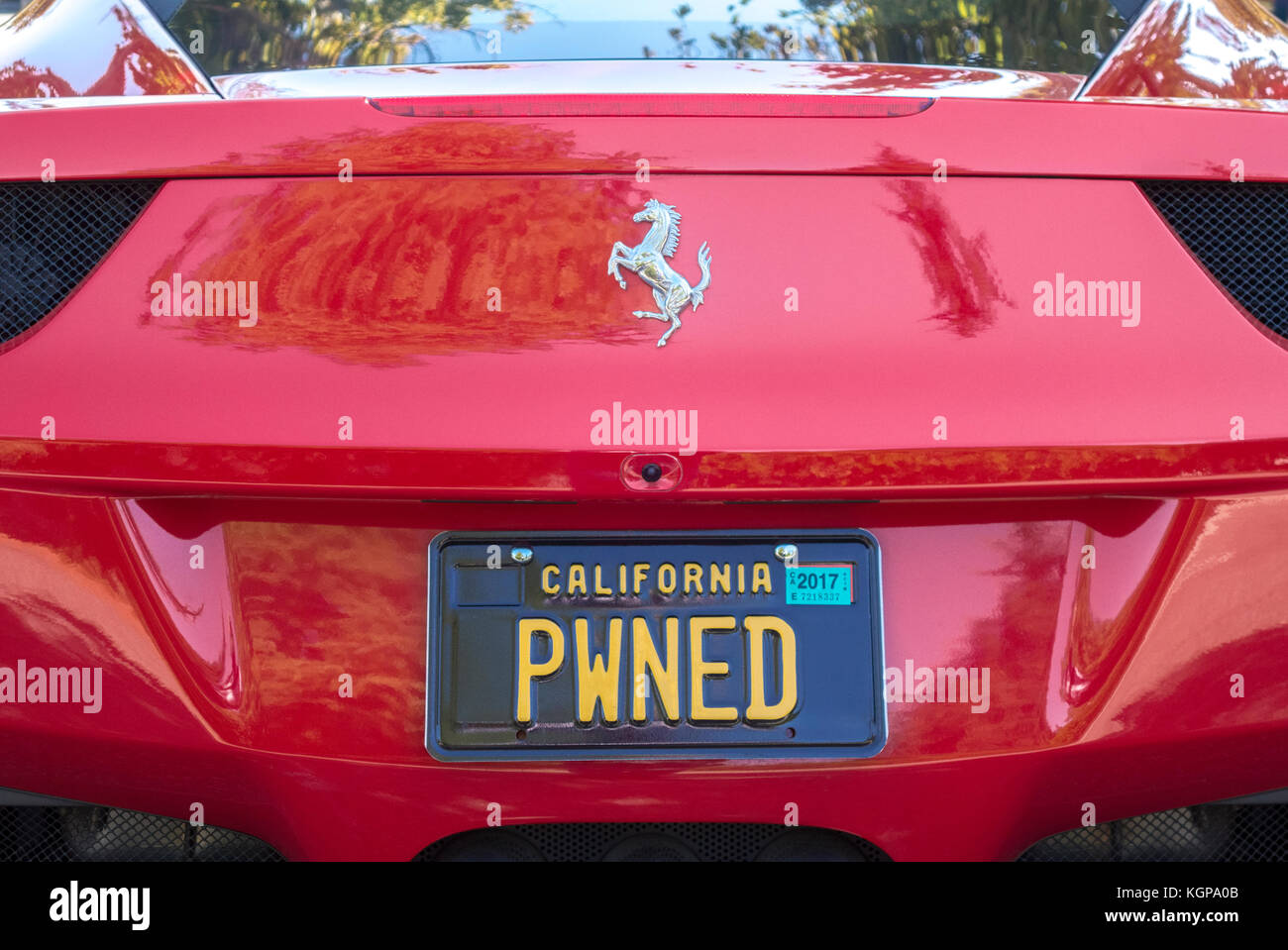Rosso Ferrari 458 Italia con internet parlano / parola slang PWNED sulla licenza personalizzata piastra nella Silicon Valley in California Foto Stock