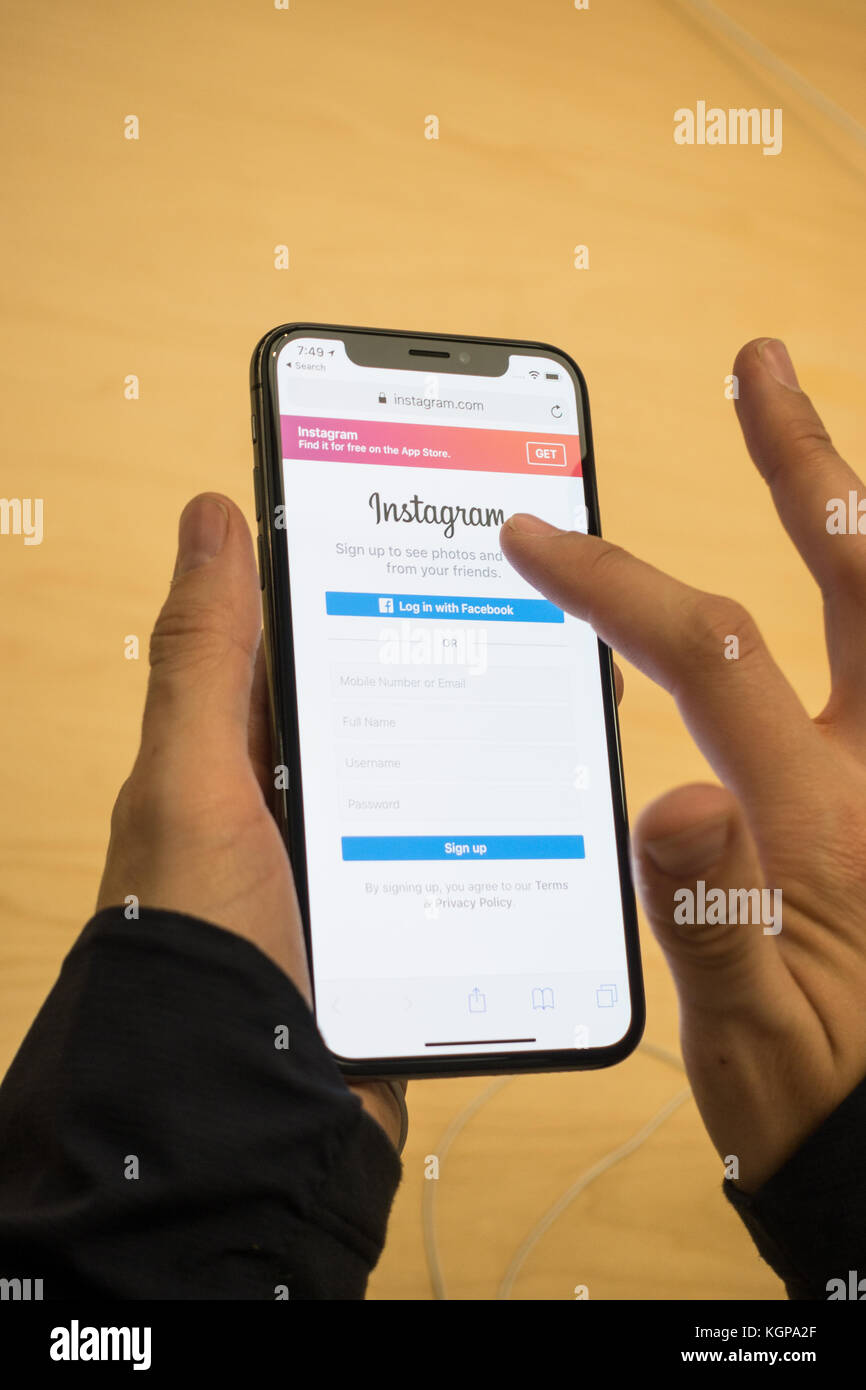 Persona il login nell'account instagram su un iphone x Foto Stock
