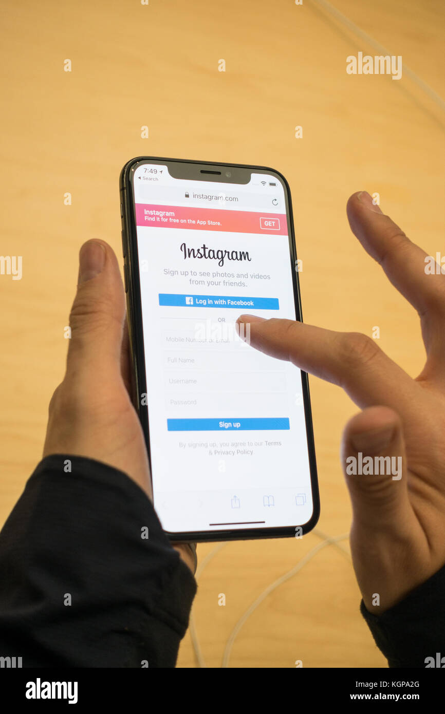 Persona il login nell'account instagram su un iphone x Foto Stock