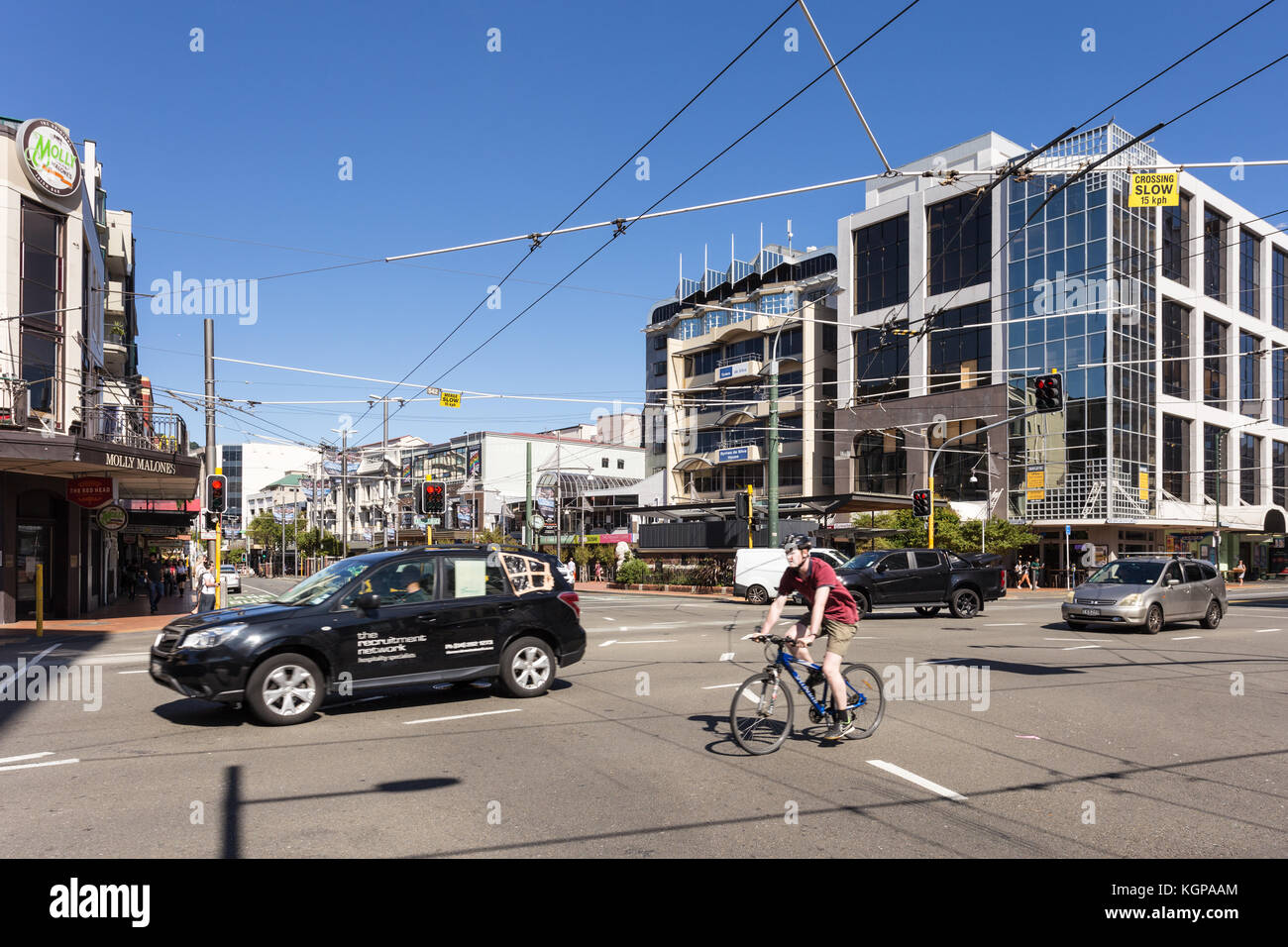 Wellington, Nuova Zelanda - 1 marzo 2017: l'uomo un giro in bicicletta nel traffico in wellingtion su una soleggiata giornata estiva in Nuova Zelanda la città capitale. Foto Stock