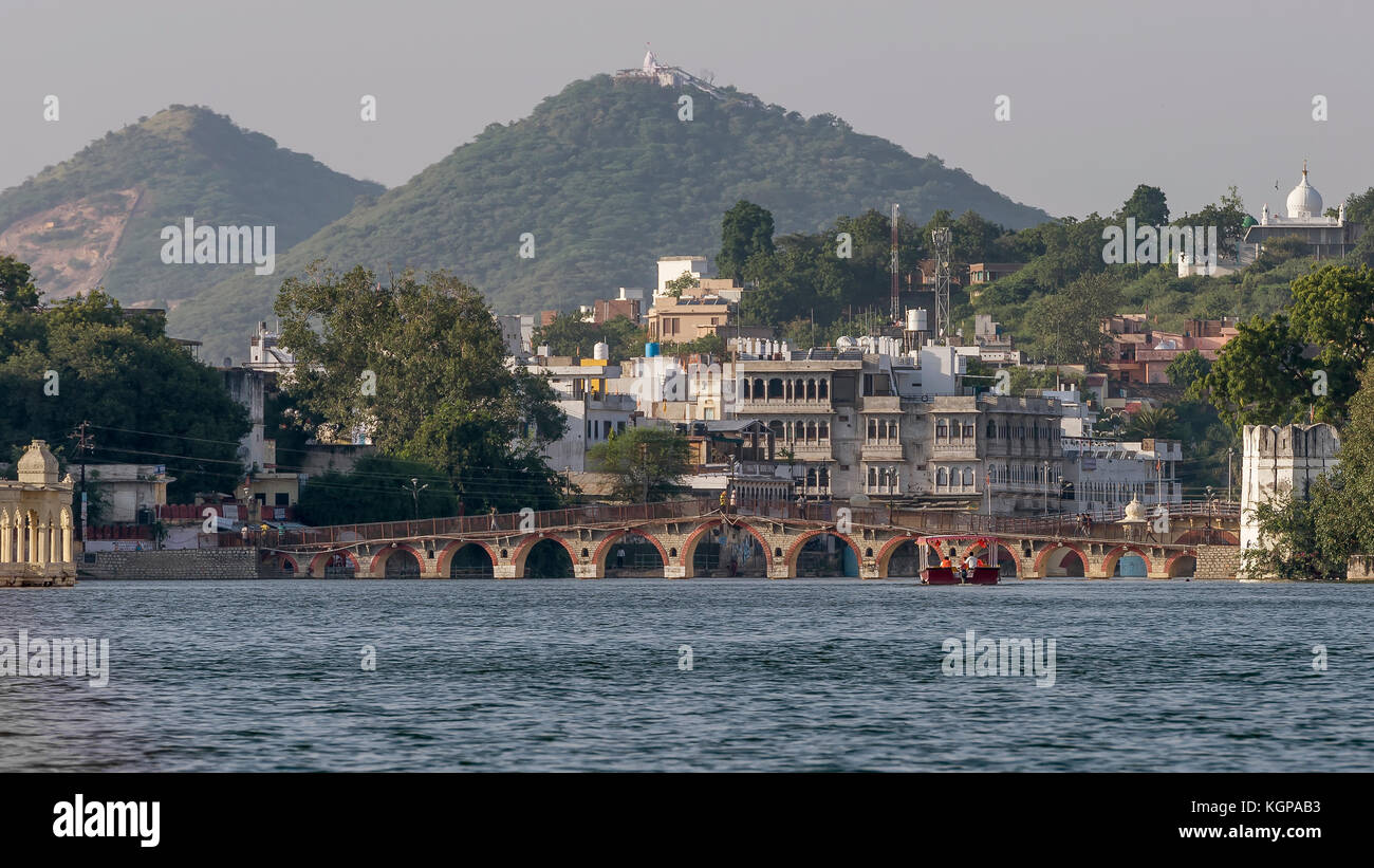 Chand pole puliya, silawatwari, ponte pedonale dal lago Pichola, Udaipur, Rajasthan, India Foto Stock