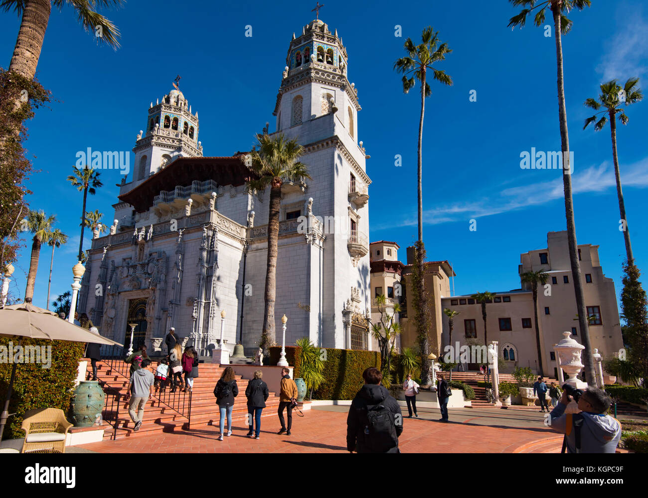 Persone che visitano il Castello di Hearst, l'ex casa di Randolf Hearst, in una giornata di inverni soleggiati in californiano Foto Stock