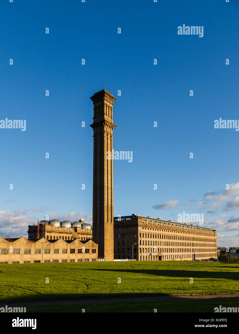 Il Lister Mills domina lo skyline di Manningham, Bradford, Regno Unito Foto Stock