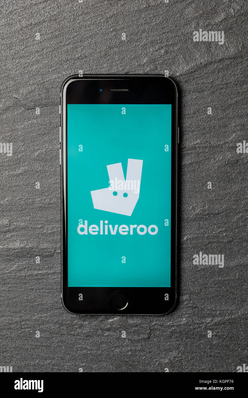 London, Regno Unito - 9 novembre 2017: un Apple iphone che mostra la applicazione deliveroo logo. deliveroo è un servizio online di Take Away Servizio di consegna Foto Stock