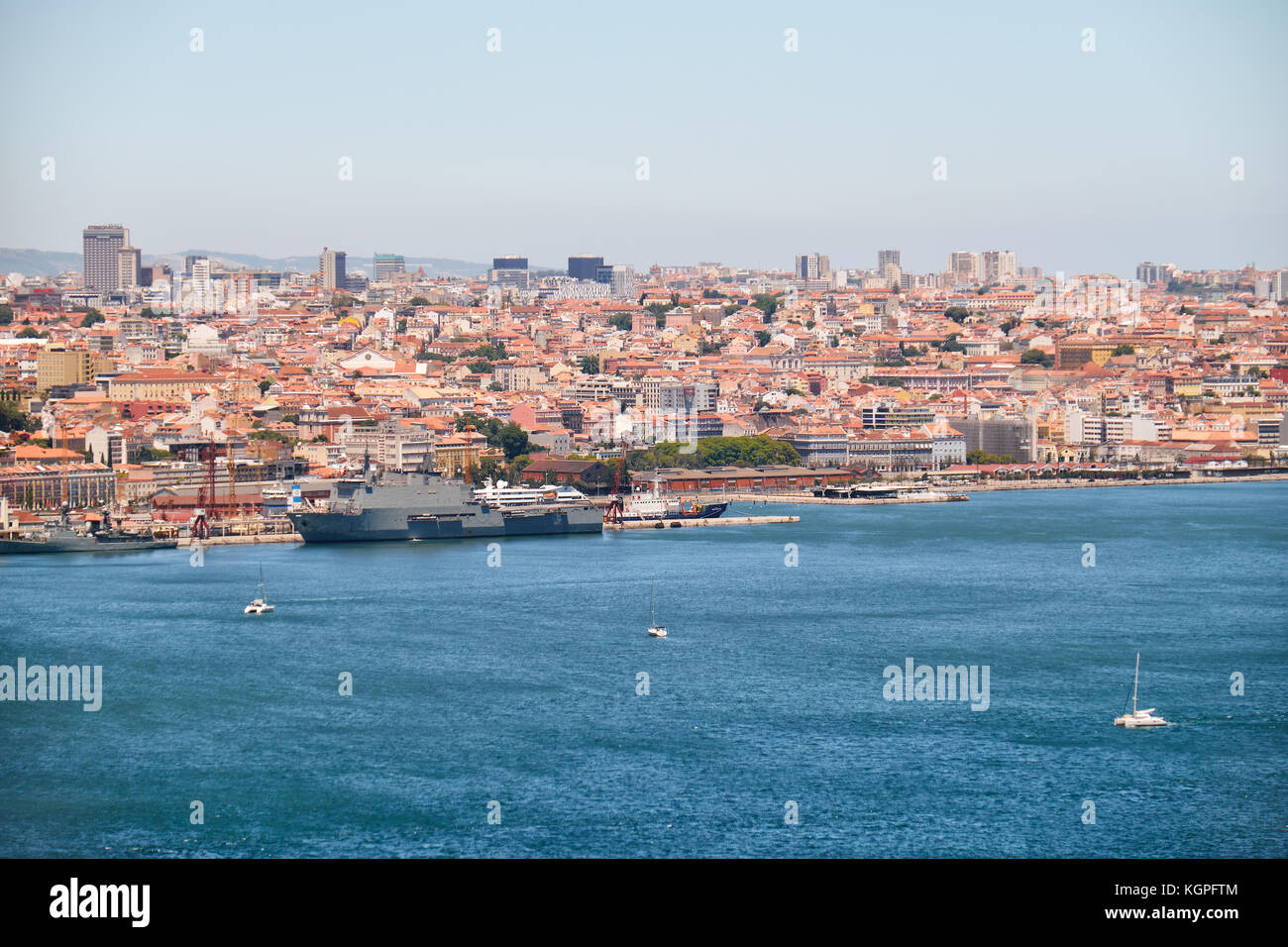 Lisbona, Portogallo - Luglio 02, 2016: la vista di Lisbona capitale sulla riva destra del fiume Tago. Lisbona. Portogallo Foto Stock