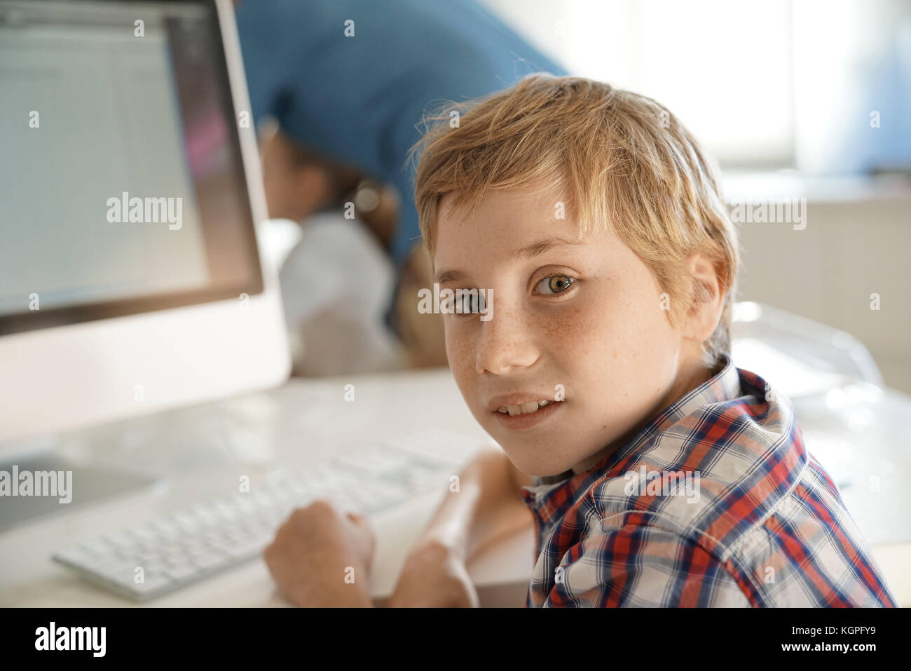 Ritratto di ragazzo scuola nel laboratorio di computer Foto Stock