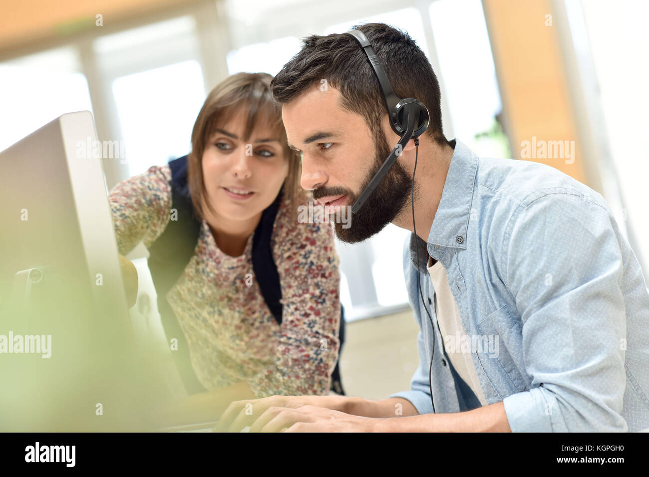 Il telemarketing di persone che lavorano insieme in ufficio Foto Stock