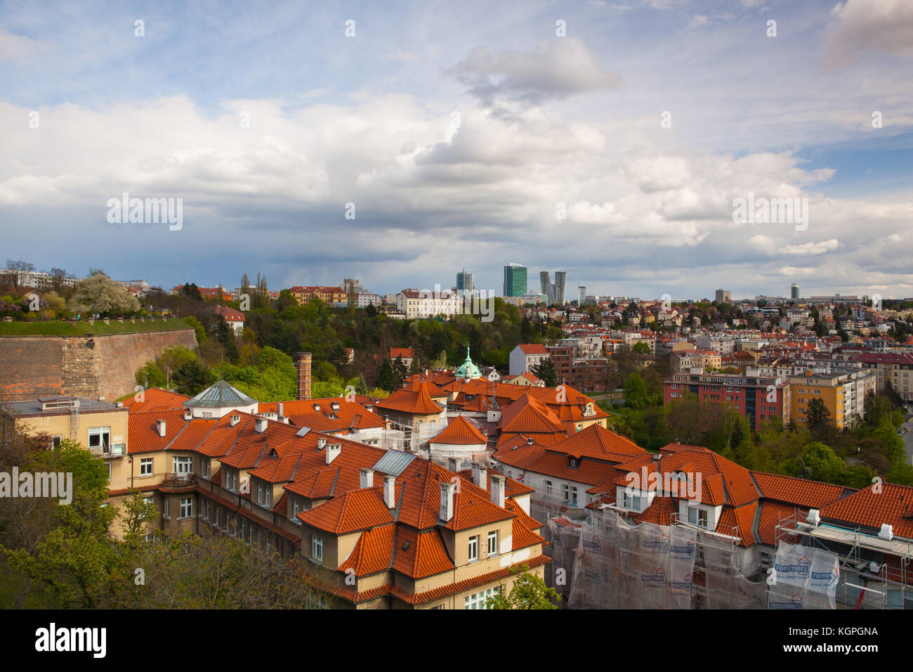 Praga, Repubblica ceca - Aprile 23,2017: vista da vysehrad dopo la pioggia.vysehrad è un forte storico situato nella città di Praga ed è stato costruito, probabl Foto Stock