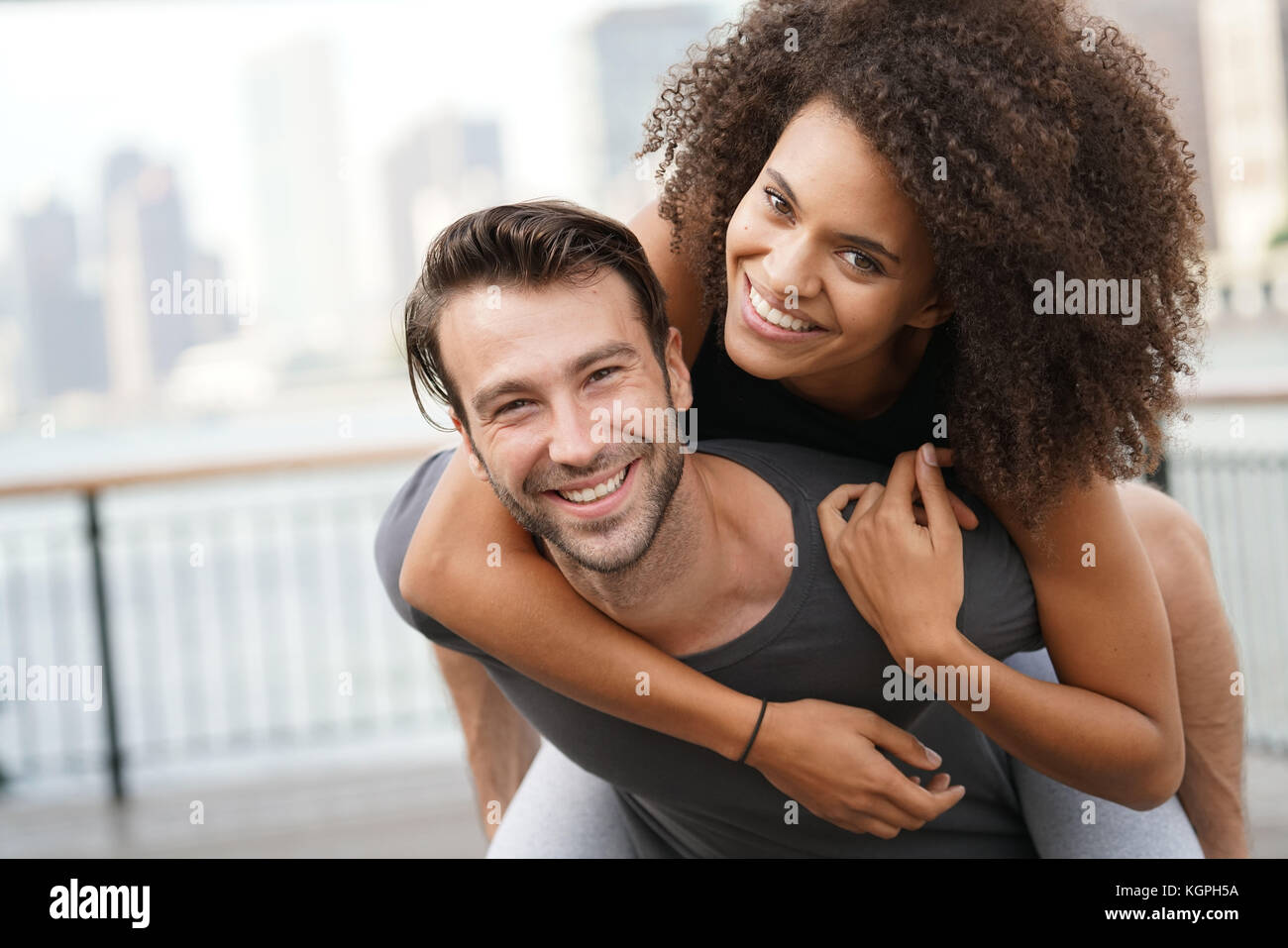 L uomo dando piggyback ride per ragazza Foto Stock