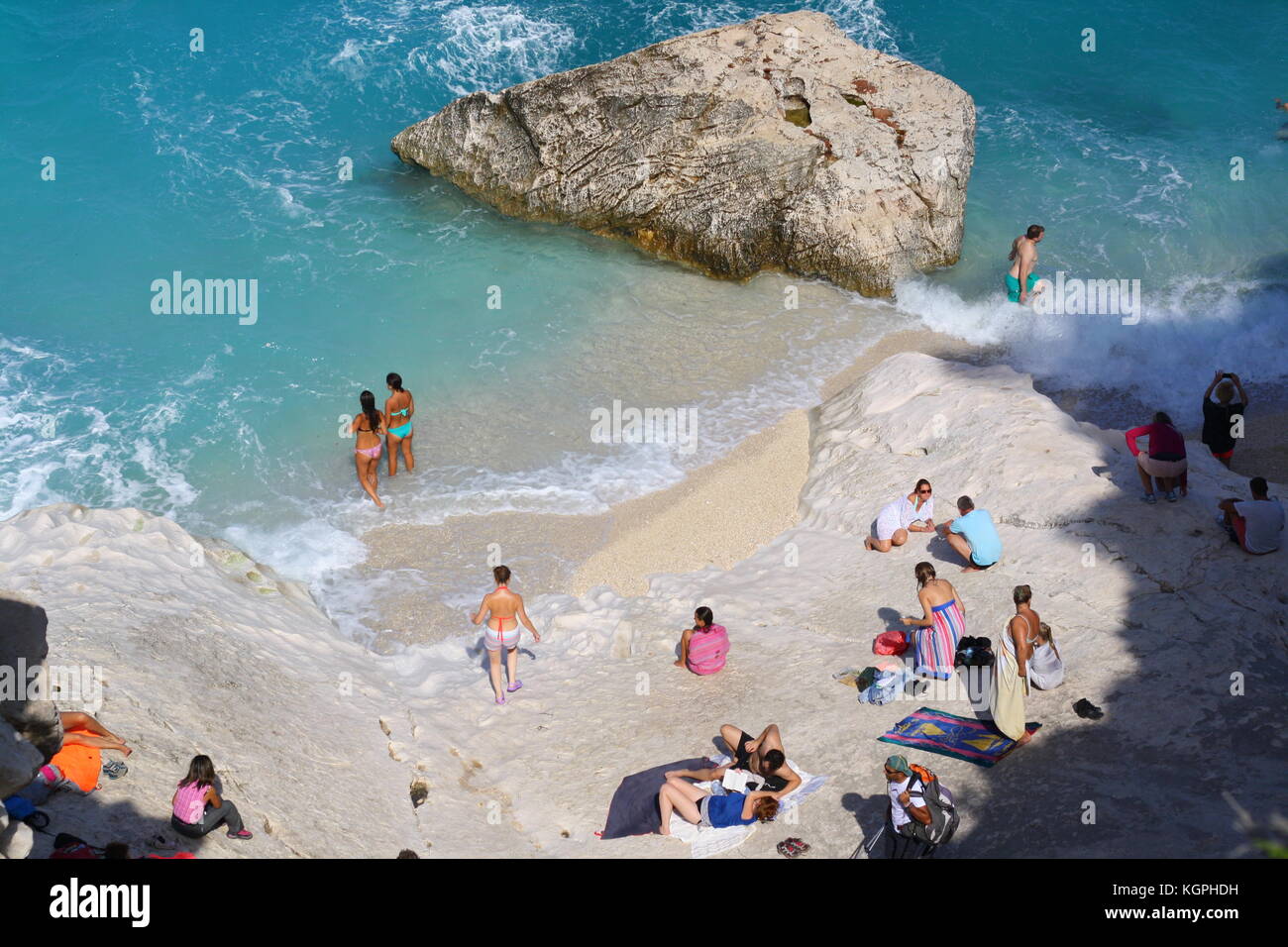 Cala Goloritze beach in Sardegna, Italia. l'acqua turchese con la balneazione turisti. Foto Stock