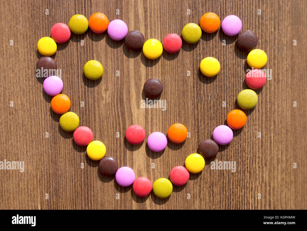 Cuore fatto di caramelle colorate per bacgrounds Foto Stock