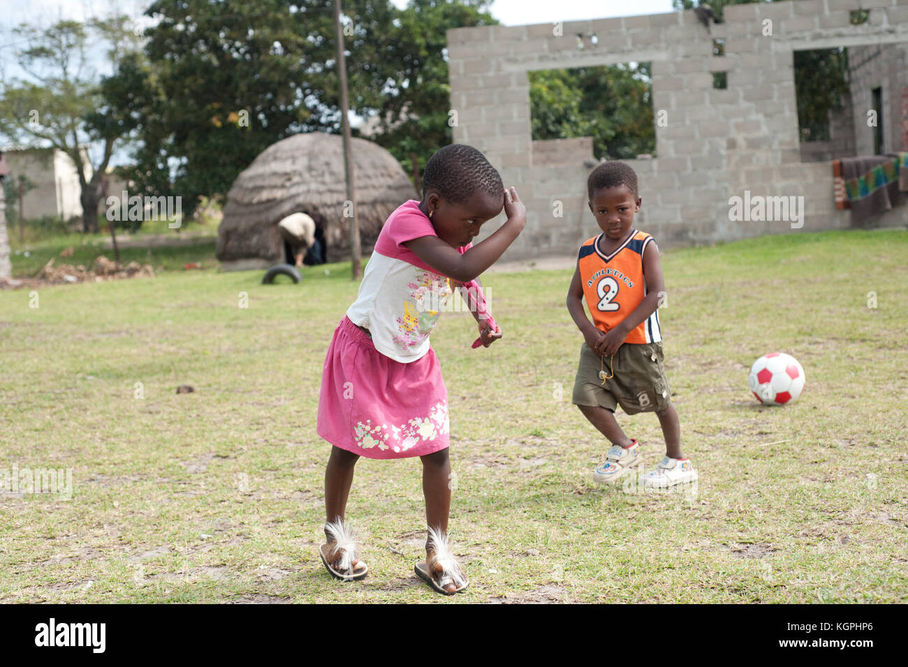 Africano nero bambini divertirsi al di fuori. Scuola elementare vicino a Città del Capo, Sud Africa Foto Stock