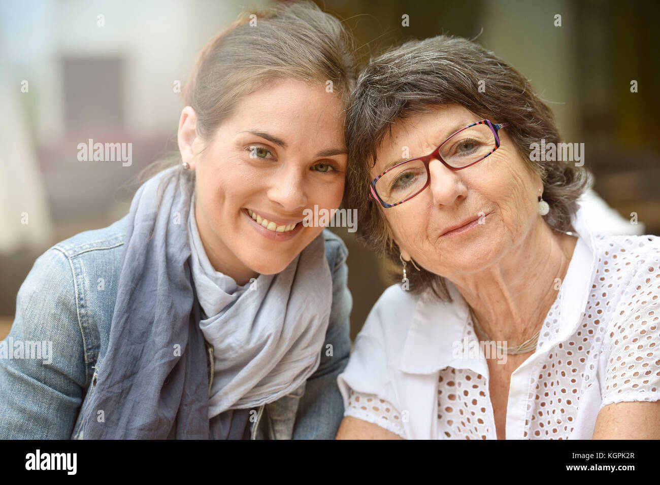 Ritratto di donna anziana con home caregiver Foto Stock