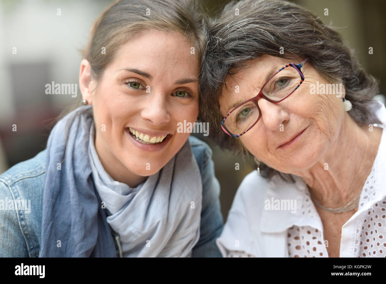 Ritratto di donna anziana con home caregiver Foto Stock