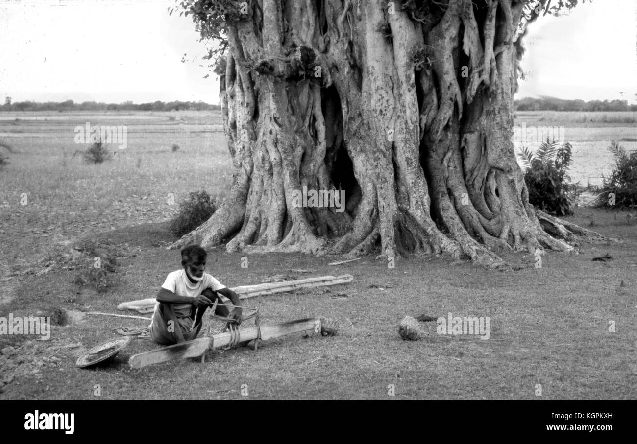 Handcraftsman lavora in aria aperta. Fine degli anni settanta, Bangladesh Foto Stock