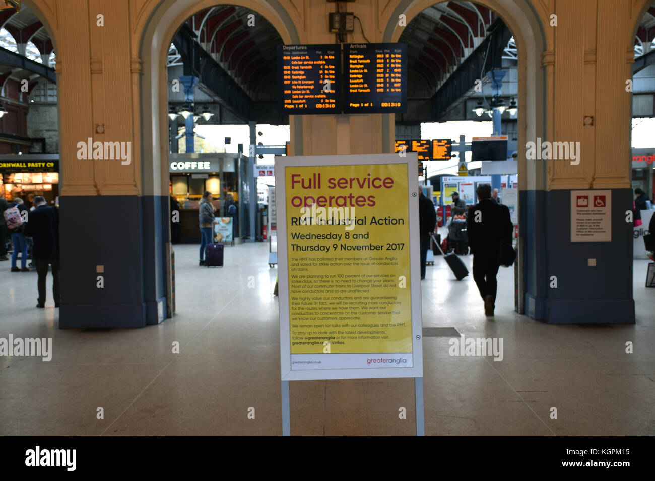 Servizio completo di opera segno a Norwich Stazione durante RMT azione industriale 9 novembre 2017. Maggiore Anglia RMT protezioni su colpire oltre il driver solo treno Foto Stock