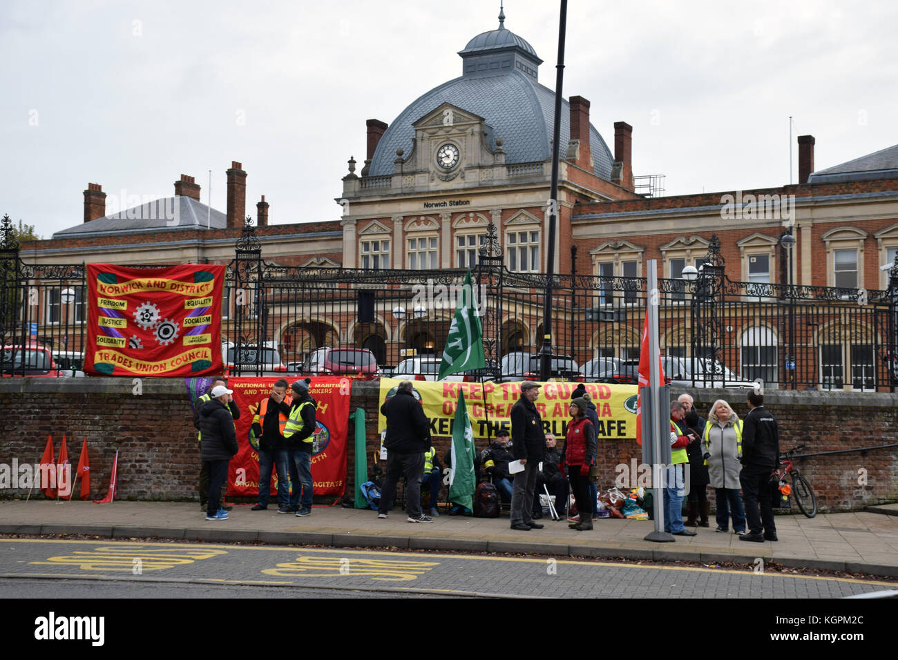 RMT azione industriale, stazione di Norwich il 9 novembre 2017. Maggiore Anglia RMT protezioni su colpire oltre il conducente solo treni, insieme con il sud e sud Weste Foto Stock