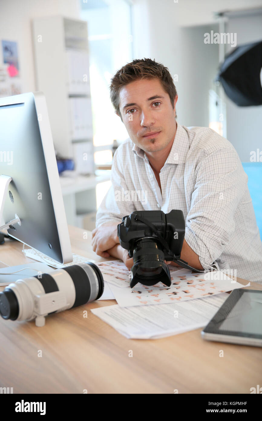 Fotografo guardando scatti sullo schermo del computer Foto Stock